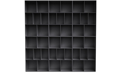 Приклад вдалої альтернативи дизайнерським меблям у вигляді стильного столу на металевому каркасі