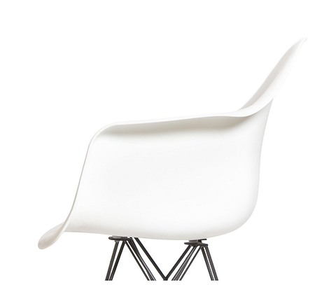 Інтер'єр з альтернативними дизайнерським меблям, включаючи відкритий стелаж для книг та декору