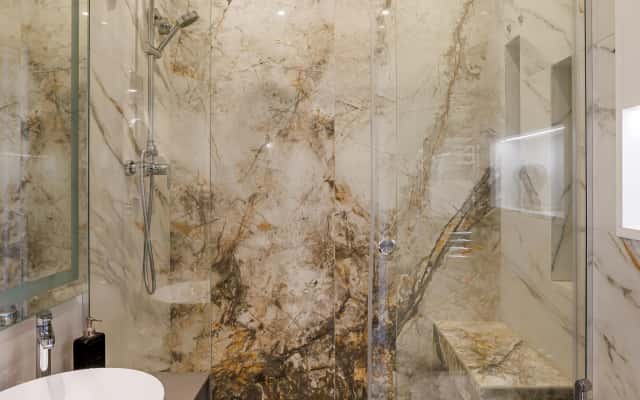 Інтер'єр маленької квартири: сучасний стиль з використанням яскравих акцентів та текстилю.