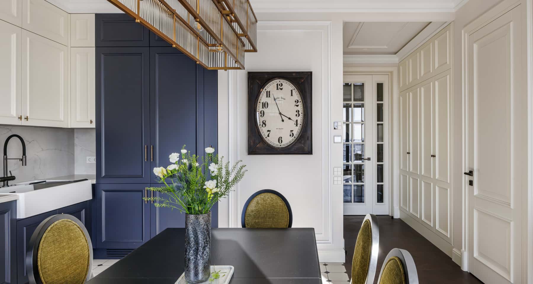 Сучасний ремонт квартири в Києві: стильна спальня з панорамними вікнами.