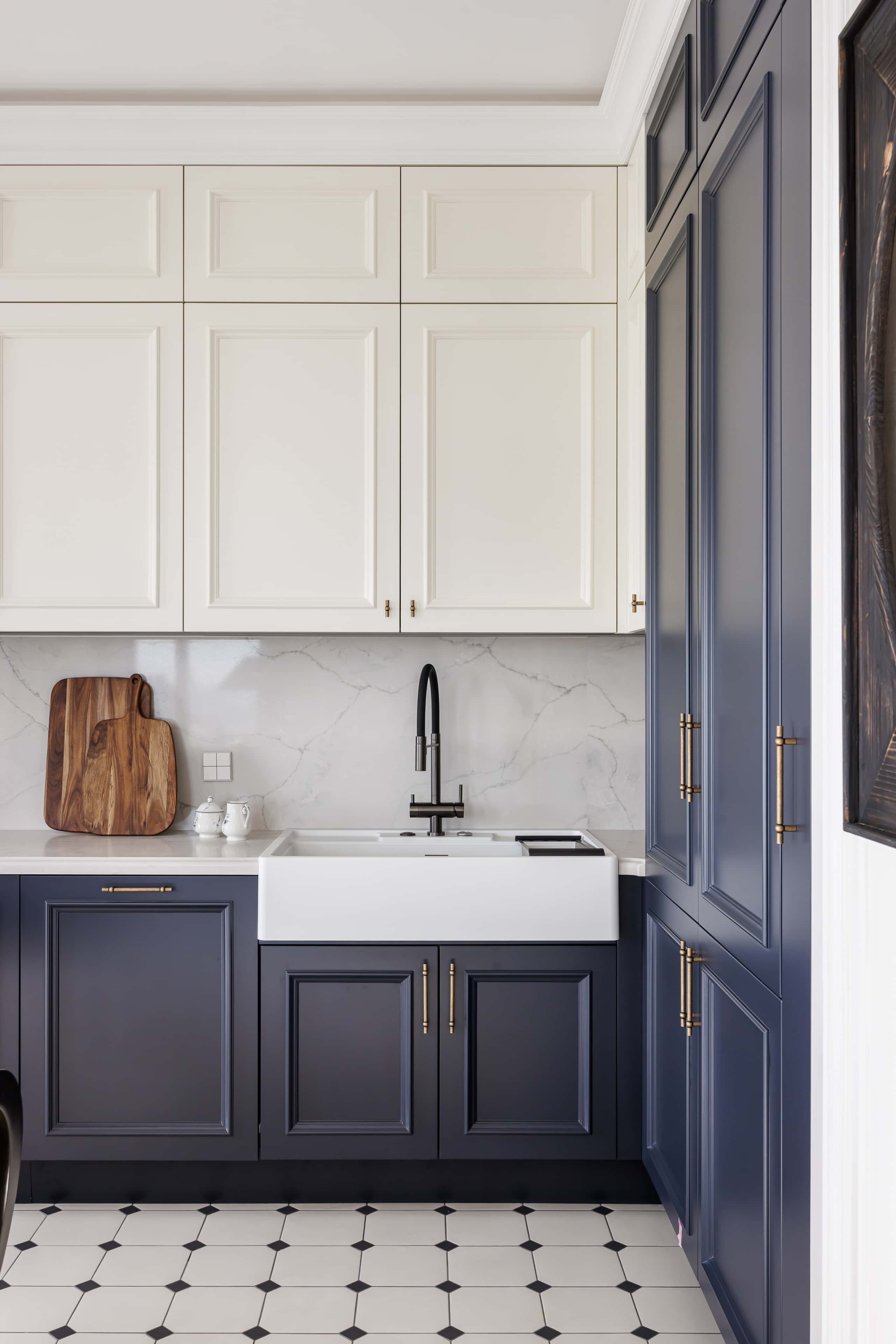 Кошторис ремонту квартири: приклад сучасного інтер'єру вітальні з каміном.