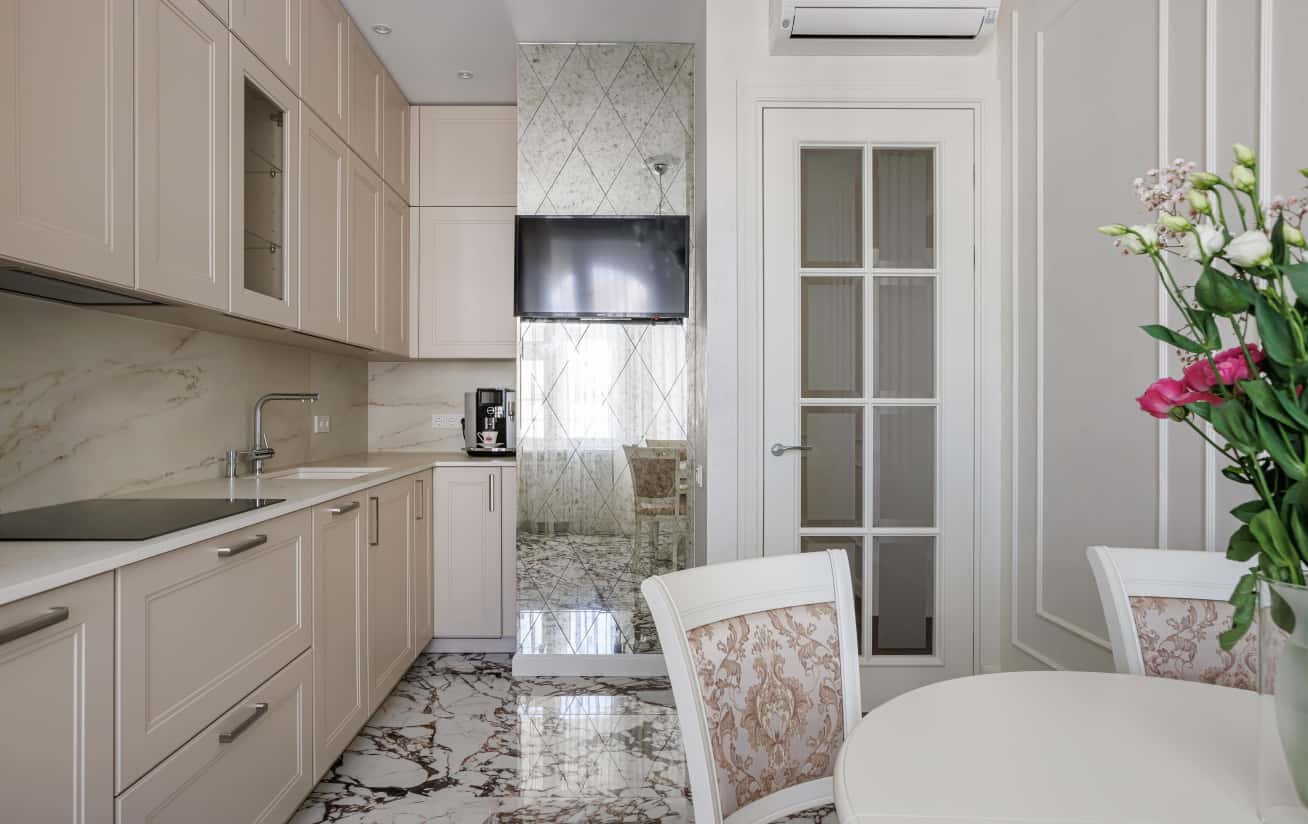 Деталі неокласичного інтер'єру київської квартири: декор та текстиль.