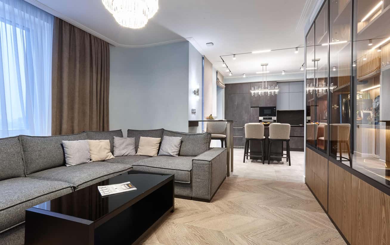 Сучасний інтер'єр квартири в Києві: неокласичні елементи та скандинавський затишок.