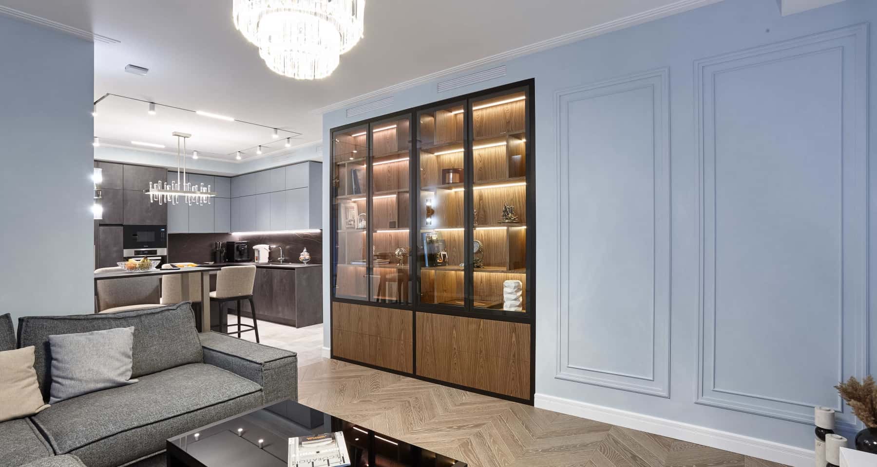 Сучасний дизайн київської квартири: світлі тони та елегантні меблі в неокласичному стилі.