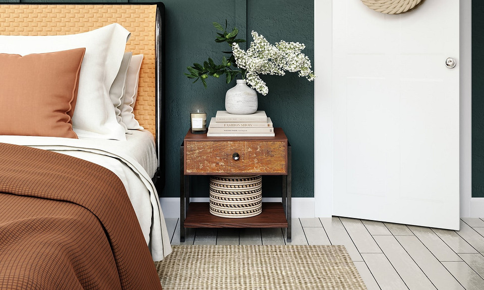 Елегантний диван з однотонною оббивкою в класичному стилі для вітальні