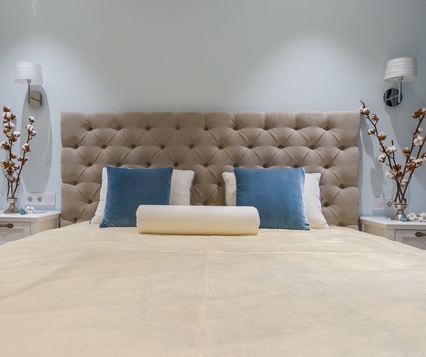 М'які меблі капітоне у вітальні створюють атмосферу комфорту та вишуканості