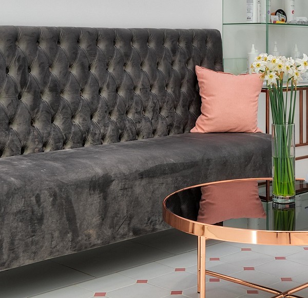 Елегантна каретна стяжка на м'яких меблях у розкішному інтер'єрі вітальні