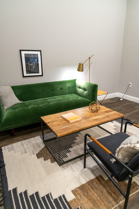 Пуф з каретною стяжкою: стильний аксесуар для вітальні або спальні