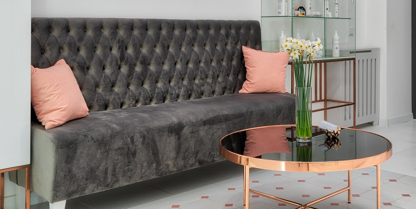 Вишуканий інтер'єр їдальні зі стільцями з каретною стяжкою