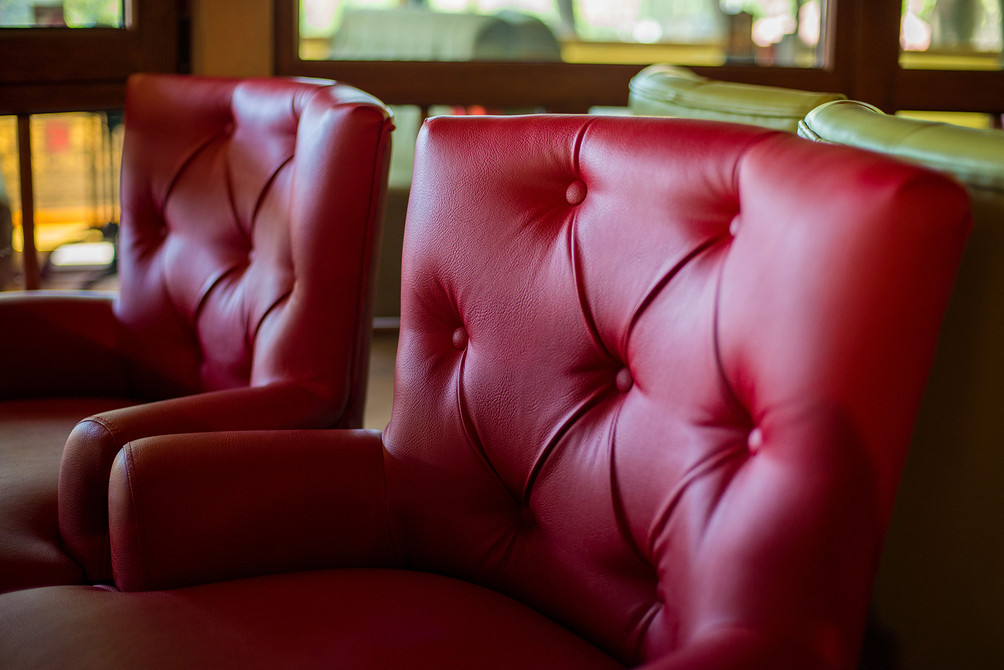 Декор меблів в техніці капітоне: вишукана каретна стяжка для м'яких меблів.