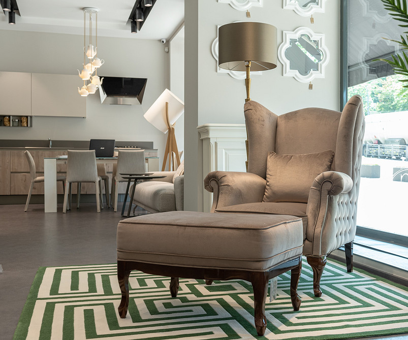 Крісло з каретною стяжкою капітоне в стильному інтер'єрі, акцент на м'яких меблях.