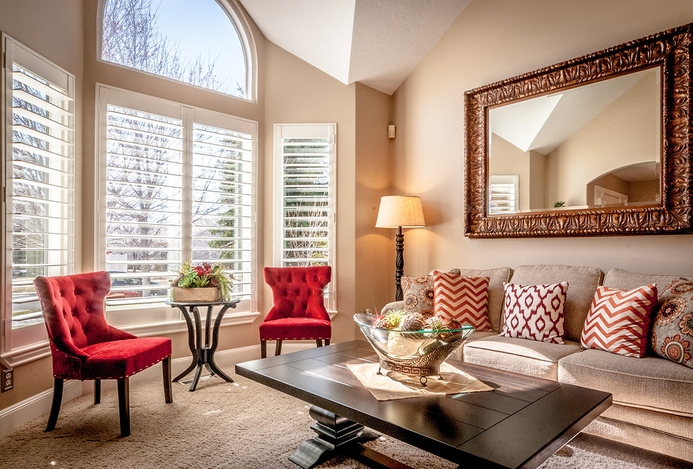 М'яка банкетка з каретною стяжкою в передпокої, капітоне в інтер'єрі