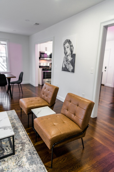 Інтер'єр спальні в світлих тонах з ліжком з каретною стяжкою