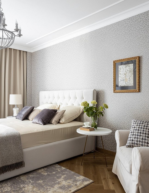 Світлий диван з каретною стяжкою в сучасному інтер'єрі вітальні, м'які меблі.