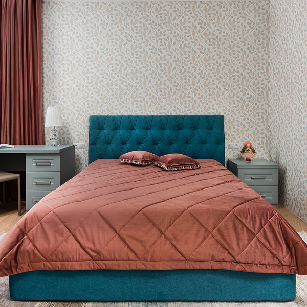 Каретна стяжка капітоне в сучасному інтер'єрі вітальні, м'які меблі