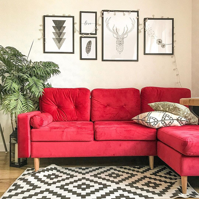 Дизайн інтер'єру з кольоровим диваном, акцент на яскравих меблях у вітальні