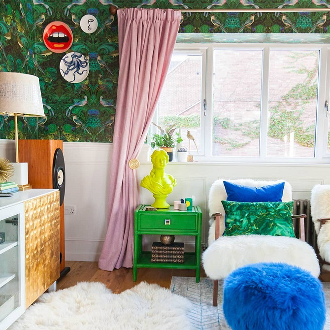 Дизайн інтер'єру з використанням яскравих меблів, кольоровий диван та рослини