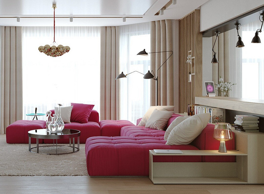 Поєднання яскравого дивану з нейтральним фоном для створення збалансованого дизайну інтер'єру.