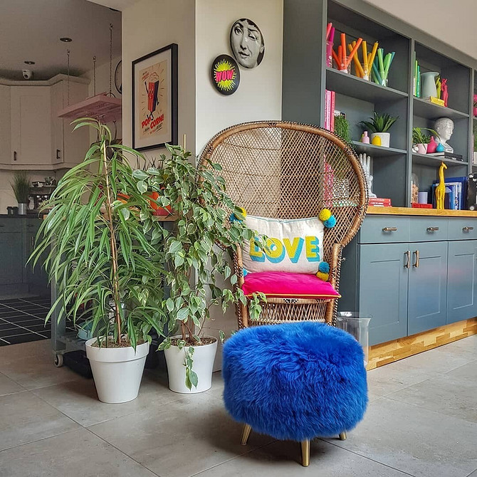 Яскравий диван з подушками різних кольорів для створення динамічного дизайну інтер'єру.