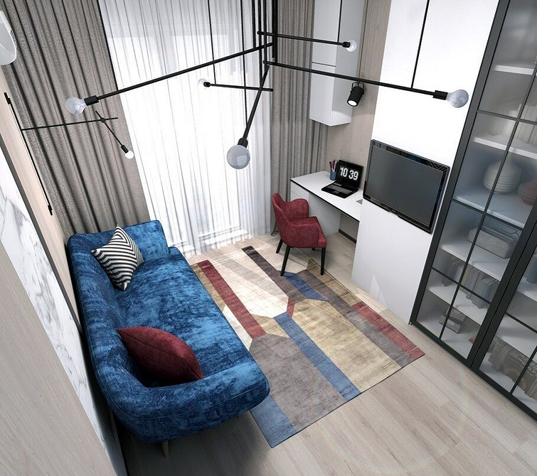 Креативний дизайн інтер'єру з яскравими меблями, кольоровий диван у квартирі