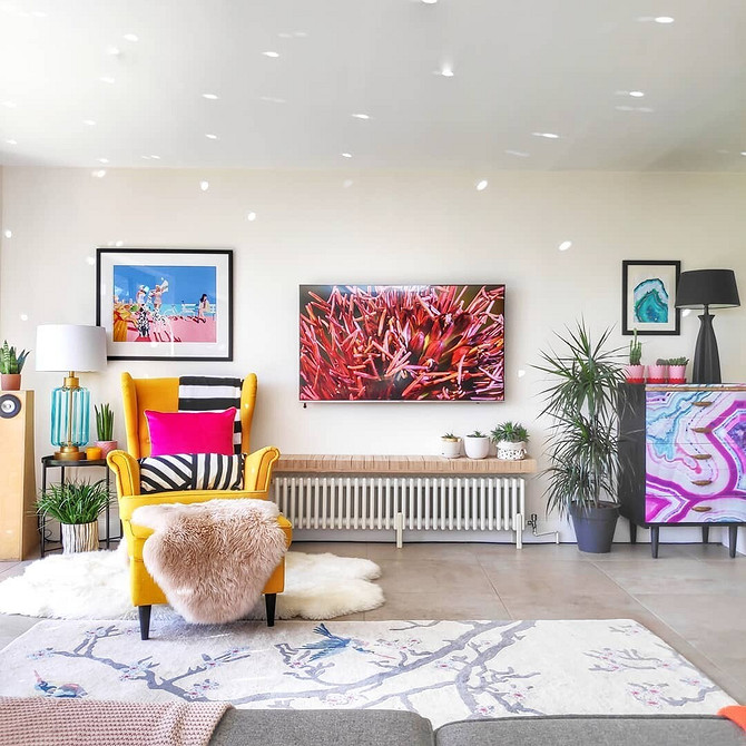 Вітальня з яскравим диваном, стильний та сучасний дизайн інтер'єру