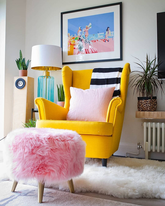 Приклад використання яскравих меблів для зонування простору у великій кімнаті.