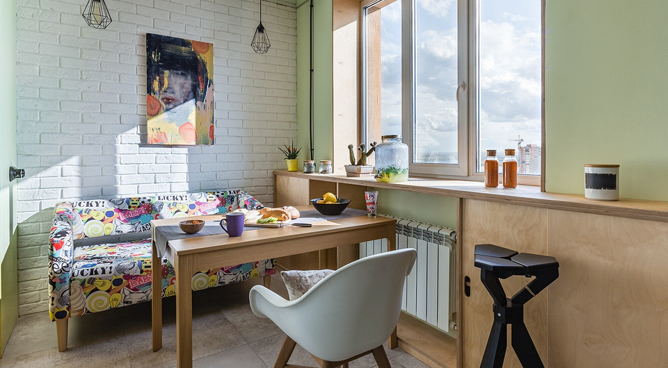 Яскравий інтер'єр з акцентним кольоровим диваном, вдале поєднання кольорів у дизайні