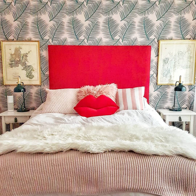 Вітальня з яскравим диваном, поради експертів з декорування кольоровими меблями