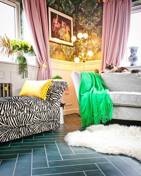 Інтер'єр з акцентними меблями, кольоровий диван у сучасному дизайні квартири