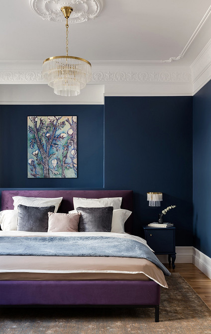 Вінтажні предмети декору: дзеркало в старовинній рамі над каміном