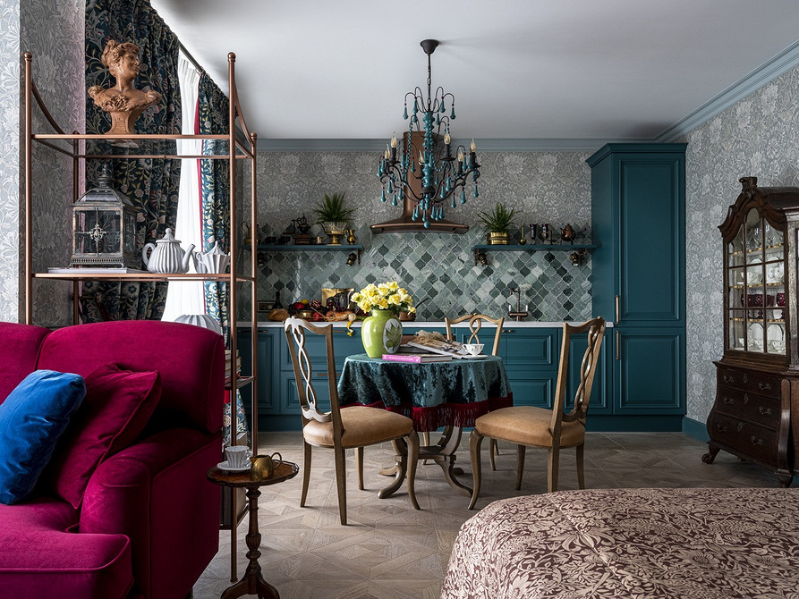 Вінтажні предмети декору на полицях: книги та статуетки з історією.