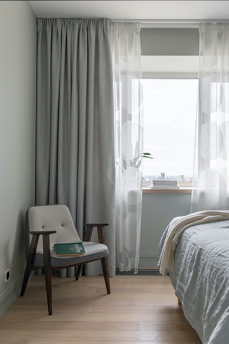 Меблі 70-х років: яскравий диван в стилі ретро в сучасній вітальні