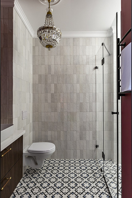 Вінтажні крісла в інтер'єрі: поєднання стилів у вітальні з каміном.