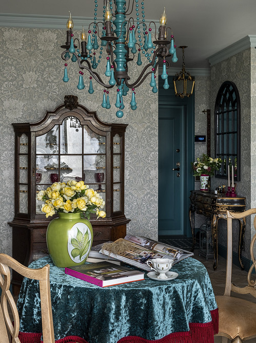 Дизайн з історією: вінтажні меблі в поєднанні з сучасними елементами декору.