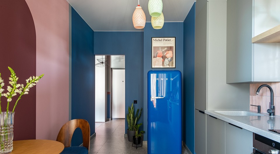 Вінтажні меблі в інтер'єрі: старовинний комод в сучасній вітальні з килимом