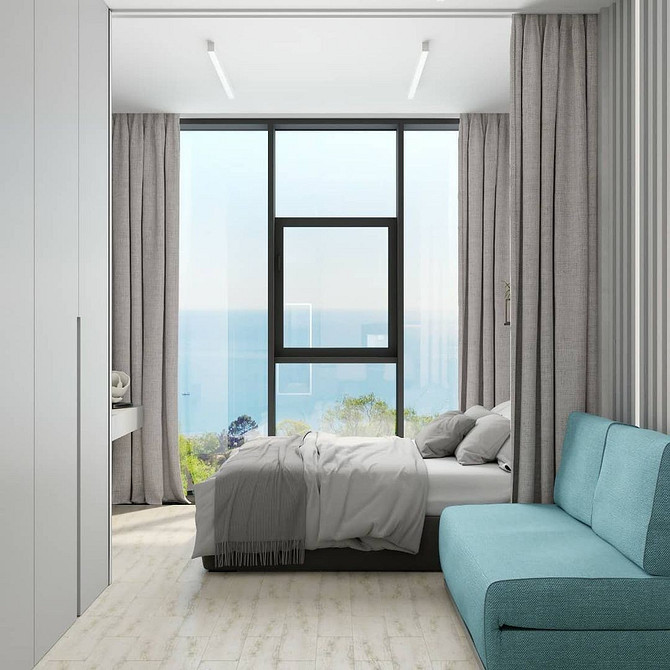 Невеликий бірюзовий диванчик у дитячій кімнаті, зручний та практичний