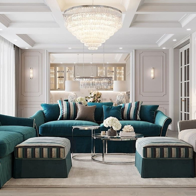 Бірюзовий диван в інтер'єрі вітальні з килимом та декоративними подушками