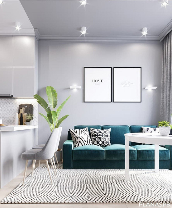 Розкішний інтер'єр з бірюзовим диваном та золотими елементами декору