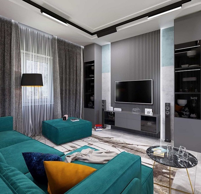 Бірюзовий кутовий диван у вітальні з великими вікнами та видом на місто