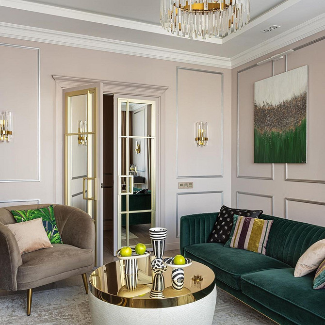 Елегантний бірюзовий диван у світлому інтер'єрі з дерев'яними елементами декору