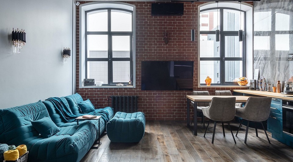 Інтер'єр вітальні з бірюзовим диваном та декоративними подушками, дизайн інтер'єру