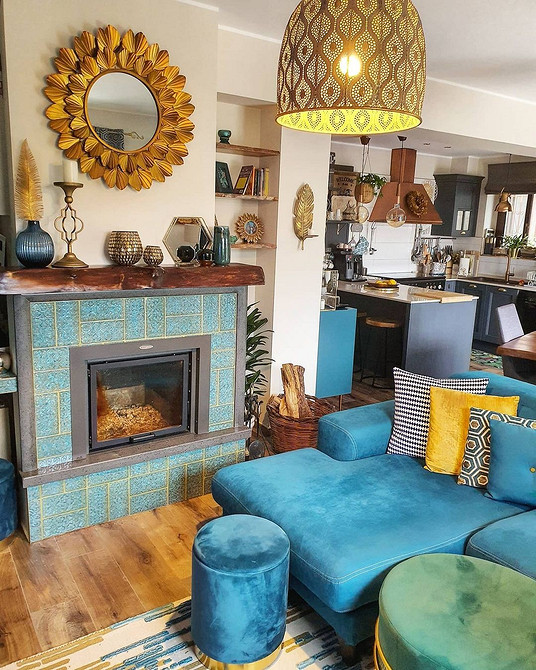 Скандинавський стиль вітальні з бірюзовим диваном та мінімалістичним декором.