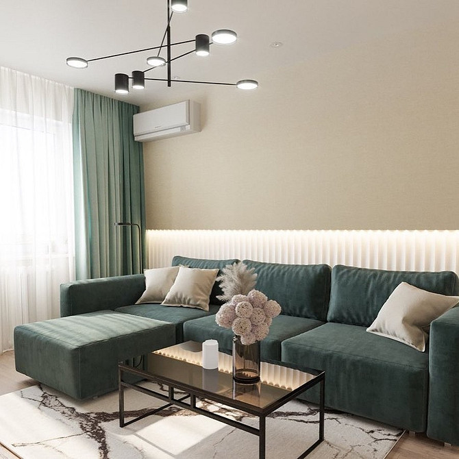 Вітальня з бірюзовим диваном, картинами на стінах та декоративними подушками, кольорові рішення