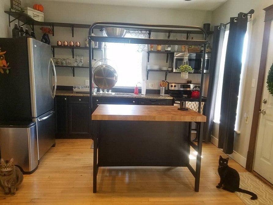 Варіанти використання мобільного кухонного острівця IKEA для оптимізації простору на кухні.