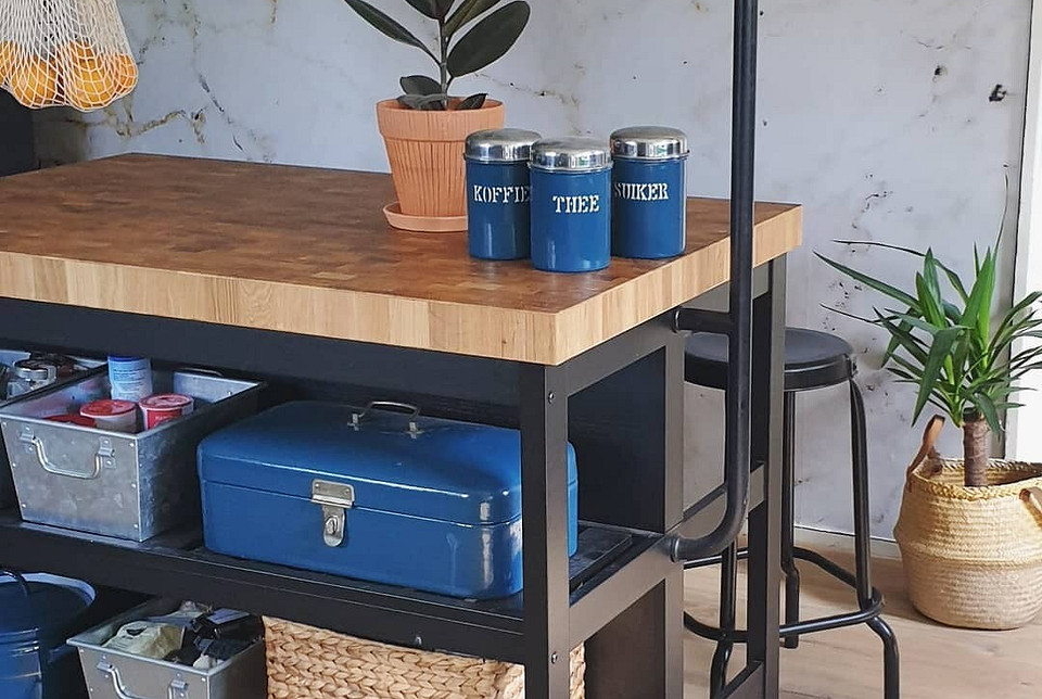 Мобільний кухонний острів IKEA для зберігання кухонних рушників та інших текстильних аксесуарів.