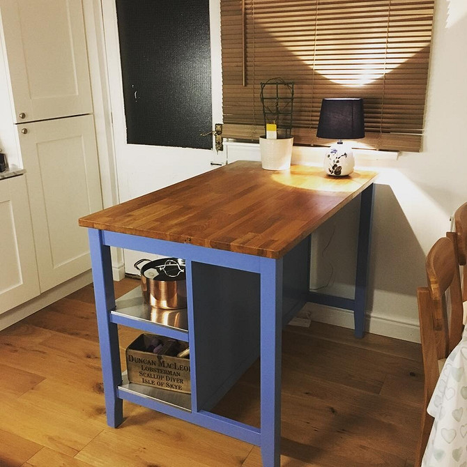 Використання мобільного кухонного острова IKEA як барної стійки для сніданку або перекусу.