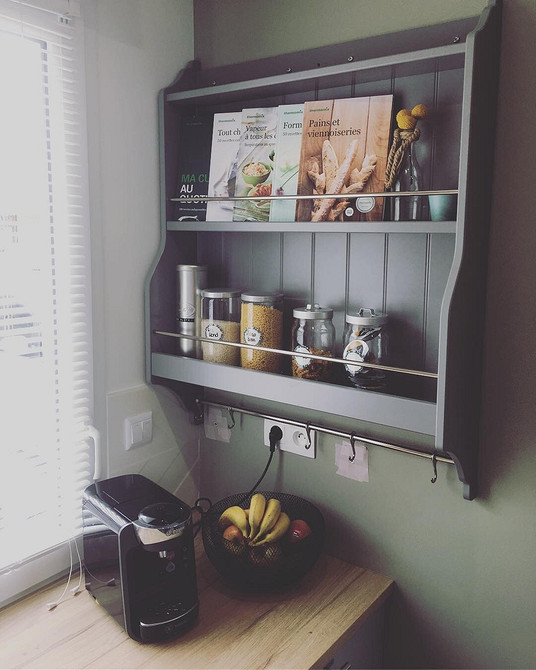 Мобільний кухонний острів IKEA з полицями для зберігання посуду та кухонного інвентарю.