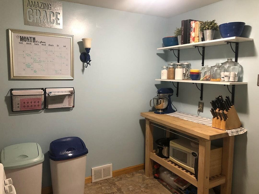 Мобільний кухонний острів IKEA використовується як додаткова робоча поверхня для приготування їжі.