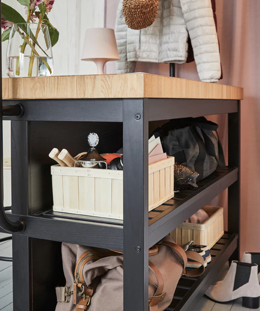 Мобільний кухонний острів IKEA в невеликій кухні: ефективне рішення для оптимізації простору.