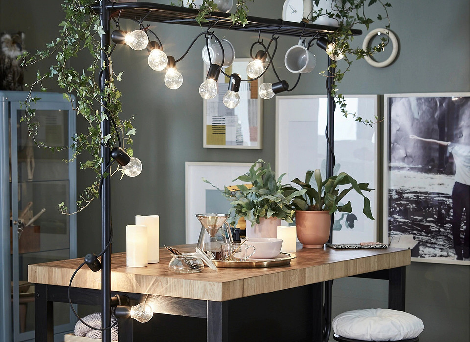 Організація простору на кухні з використанням мобільного острівка від IKEA: зручно та практично.